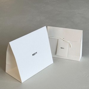 Luxe minimalistische driehoekige tote